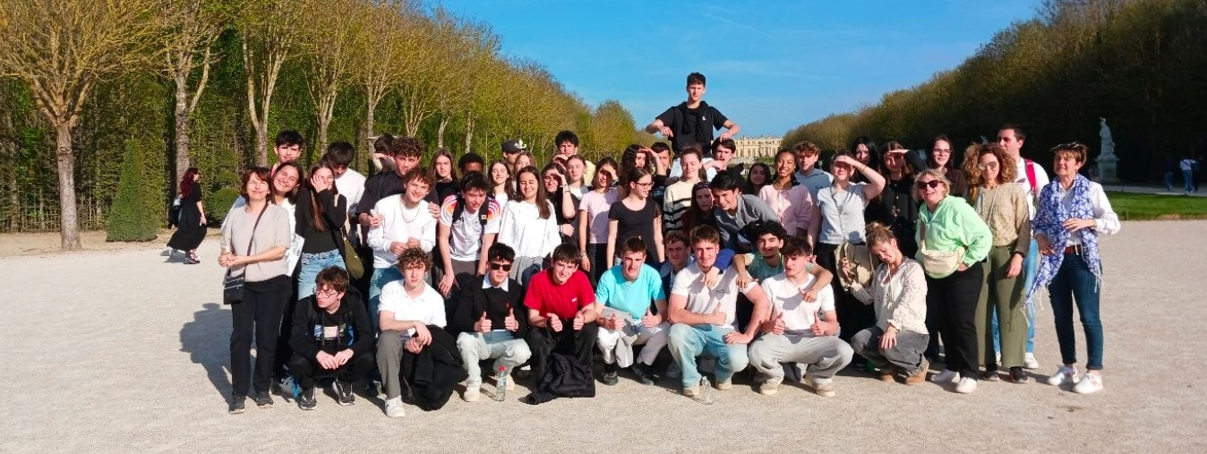 Les lycéens dans le Parc du château de Versailles